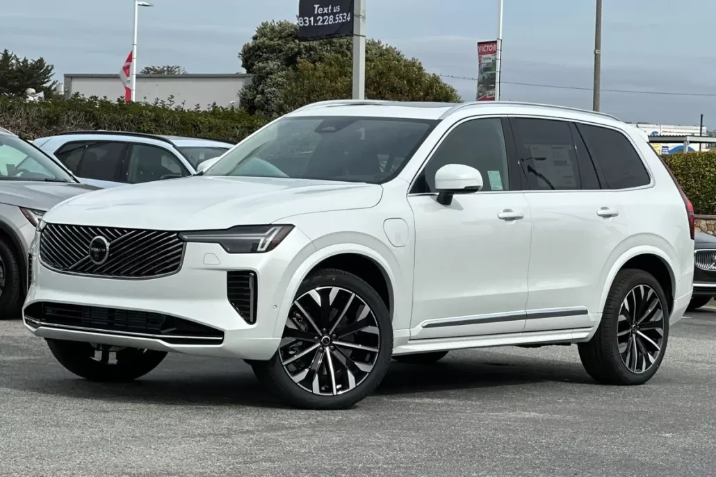 2025 Volvo XC90 T8 Plus photo 1