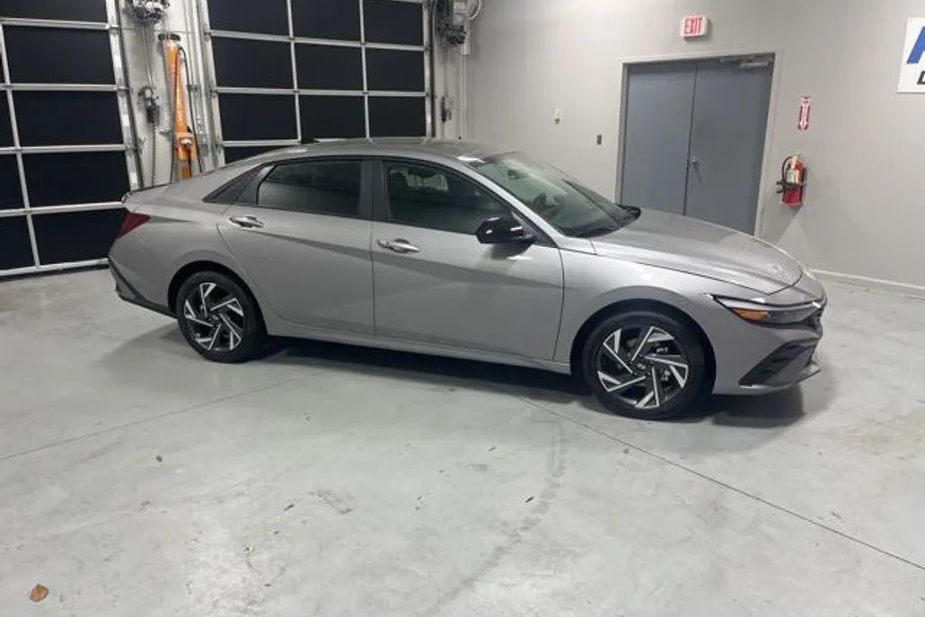 2025 Hyundai Elantra Hybrid SEL Sport photo 1