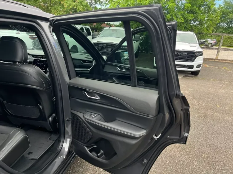 2025 Jeep Grand Cherokee Altitude X photo 14