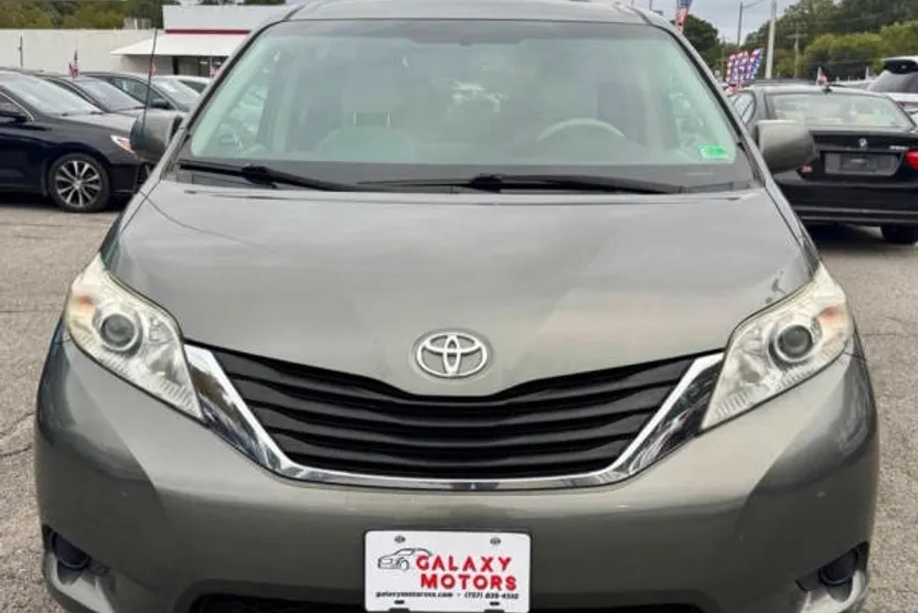 2011 Toyota Sienna LE photo 1