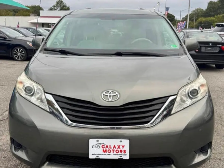 2011 Toyota Sienna LE photo 1