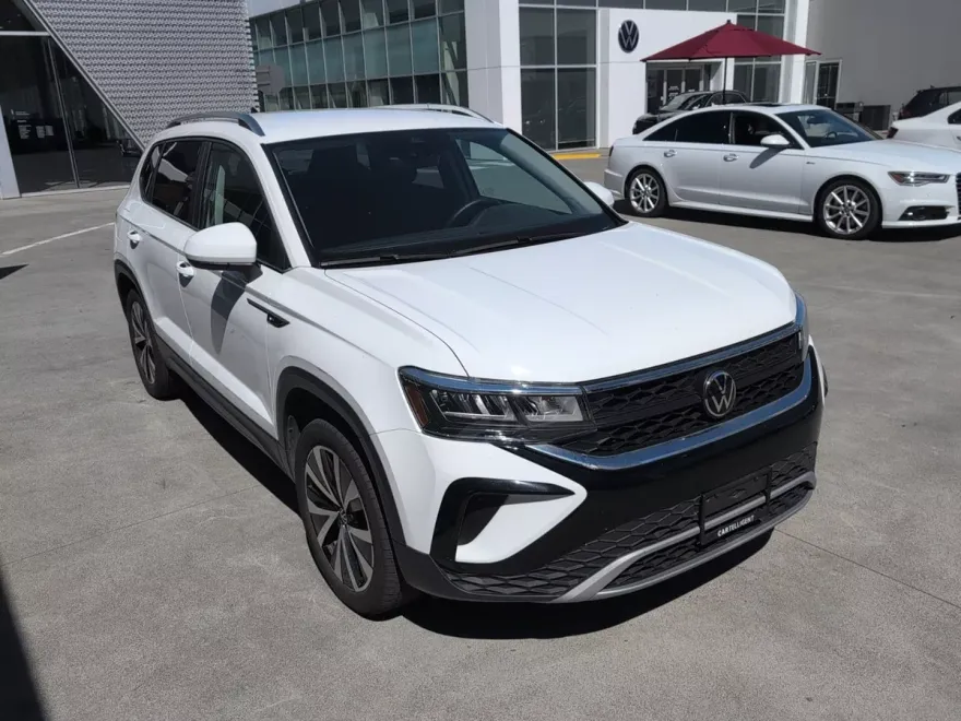 2023 Volkswagen Taos SE photo 1