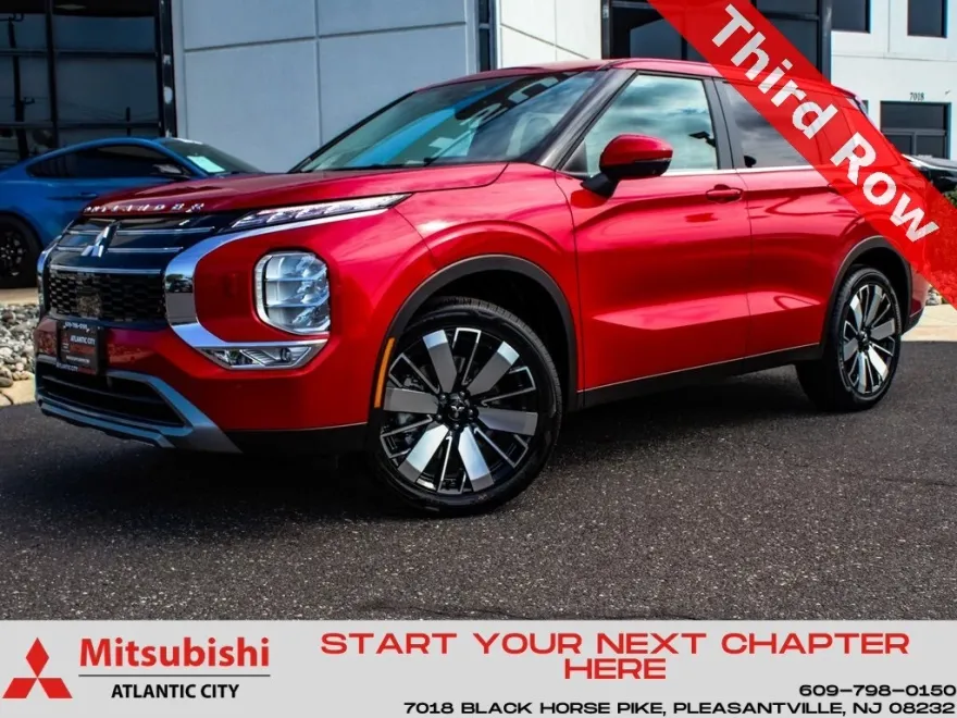 2025 Mitsubishi Outlander SE photo 1