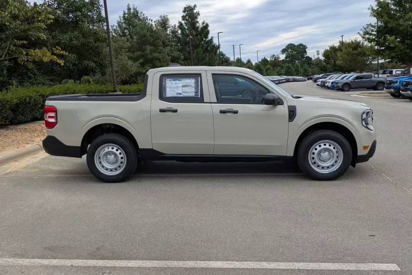 2025 Ford Maverick XL photo 1