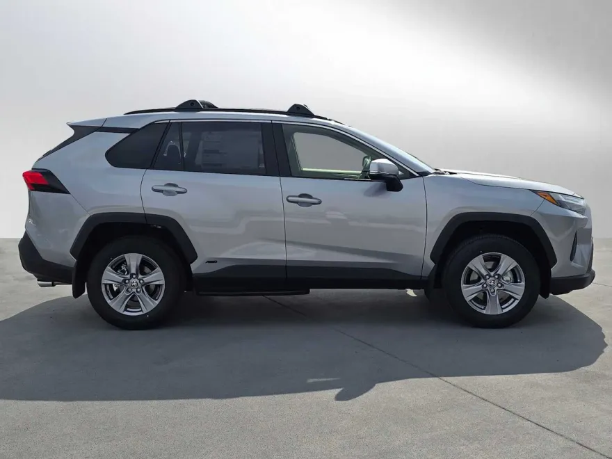 2023 Toyota RAV4 Hybrid LE photo 1