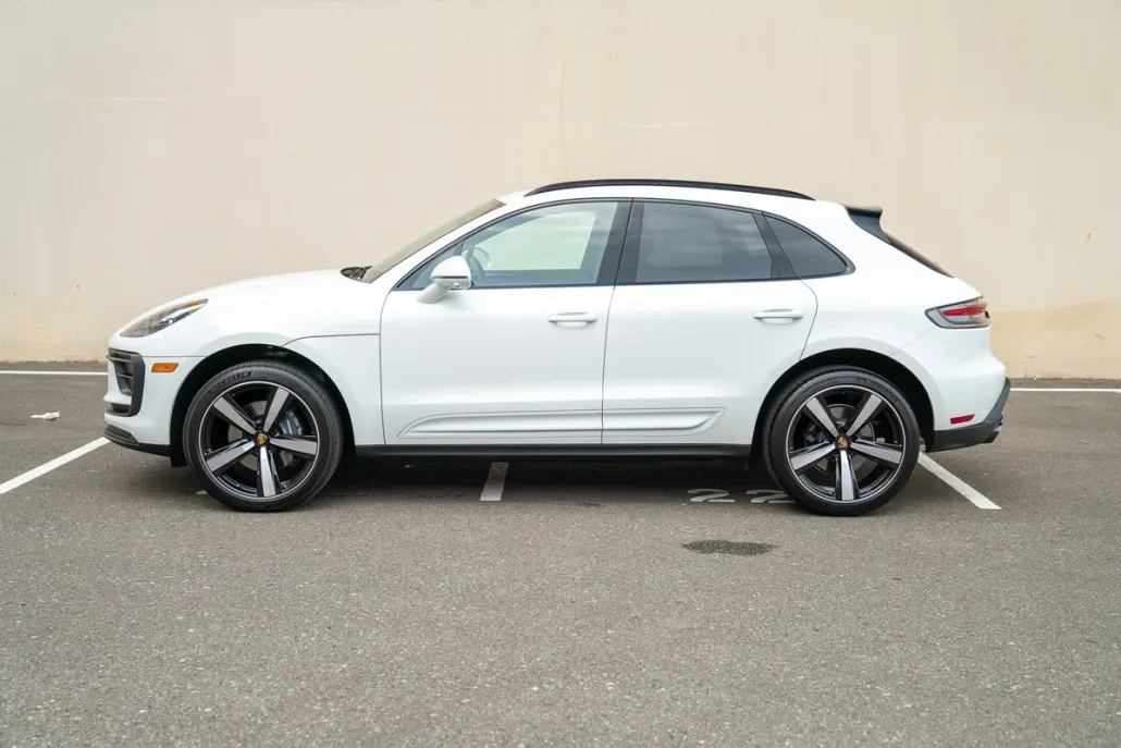 2025 Porsche Macan T photo 1