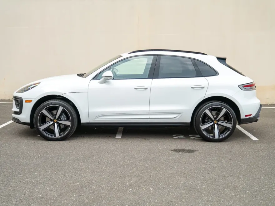 2025 Porsche Macan T photo 1