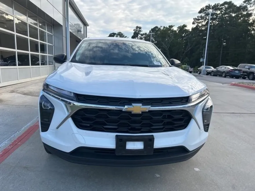 2025 Chevrolet Trax LS photo 1