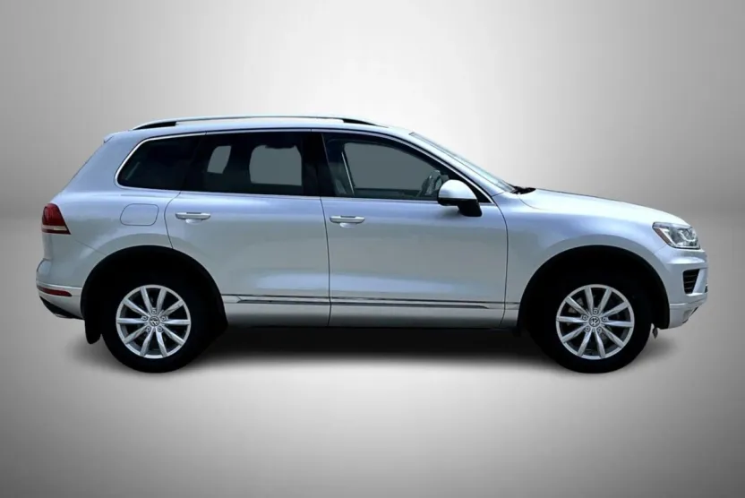 2017 Volkswagen Touareg V6 Sport photo 1