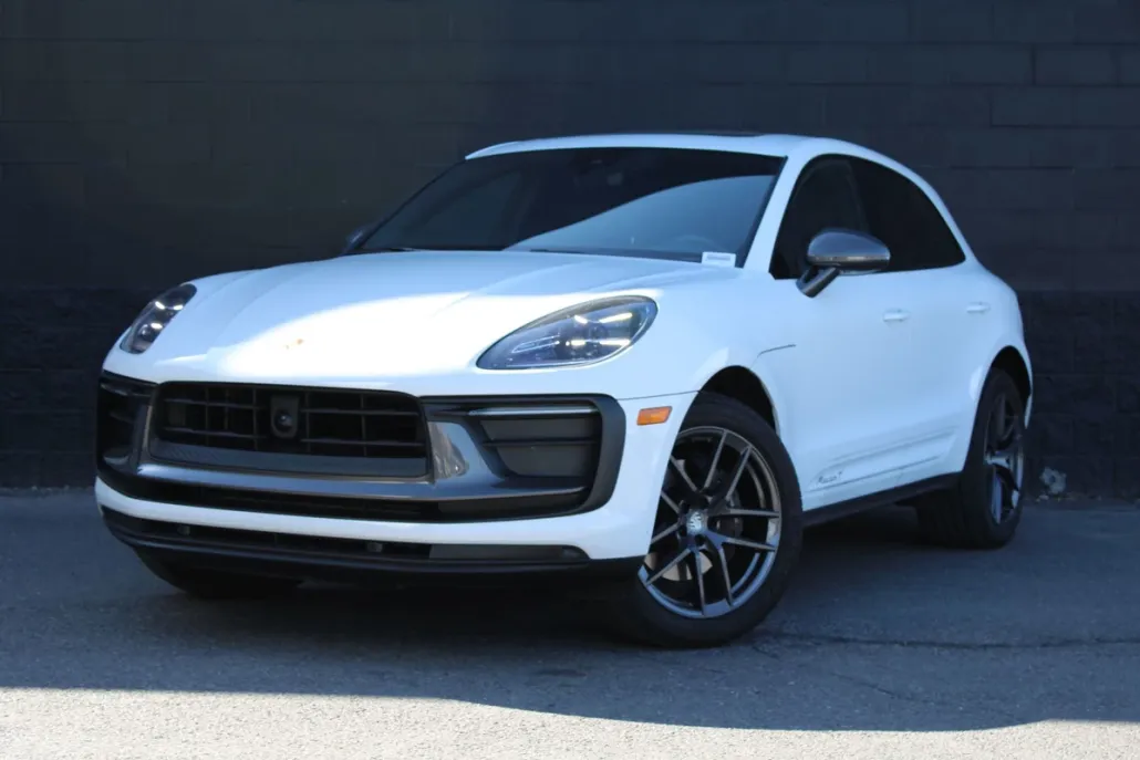 2023 Porsche Macan T photo 1