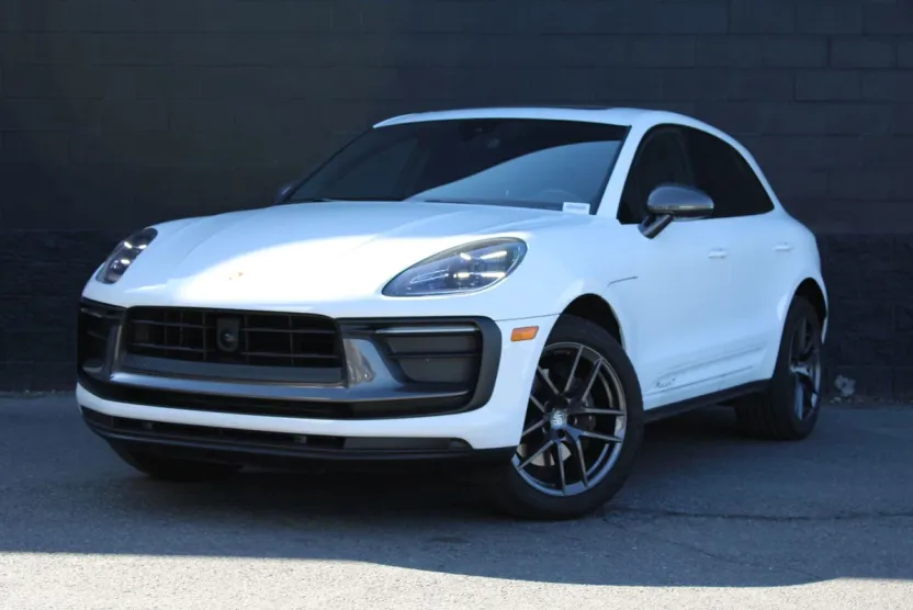 2023 Porsche Macan T photo 1