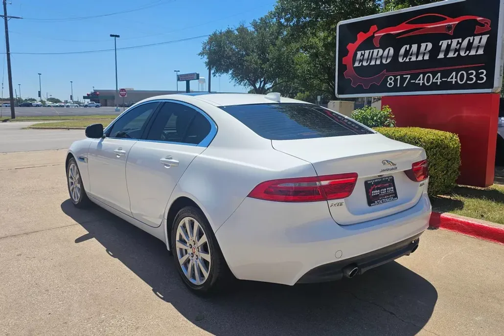 2019 Jaguar XE photo 1
