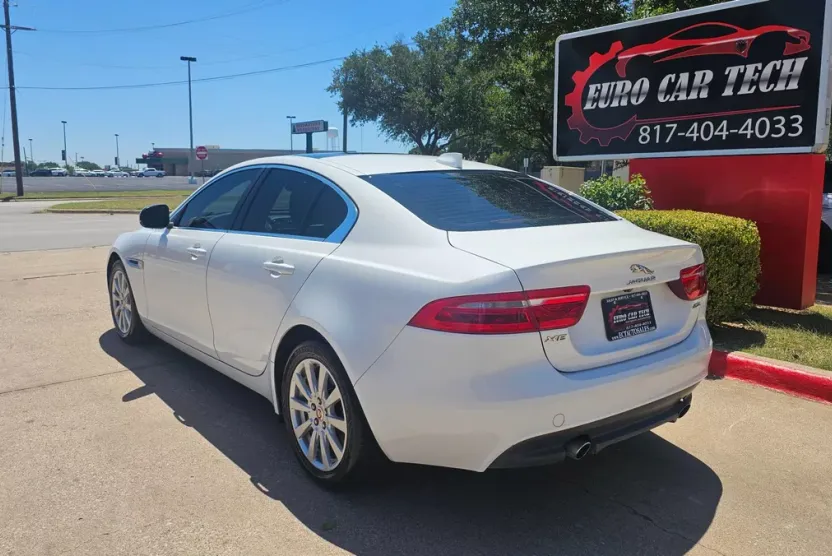 2019 Jaguar XE photo 1