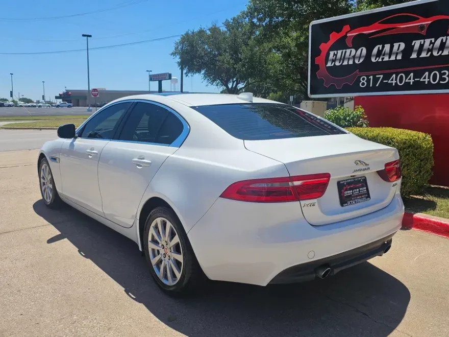 2019 Jaguar XE photo 1
