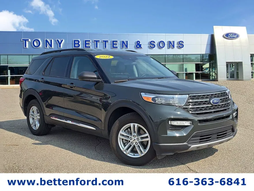 2022 Ford Explorer XLT photo 1