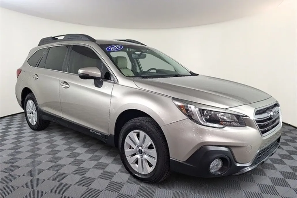2019 Subaru Outback 2.5i Premium photo 1