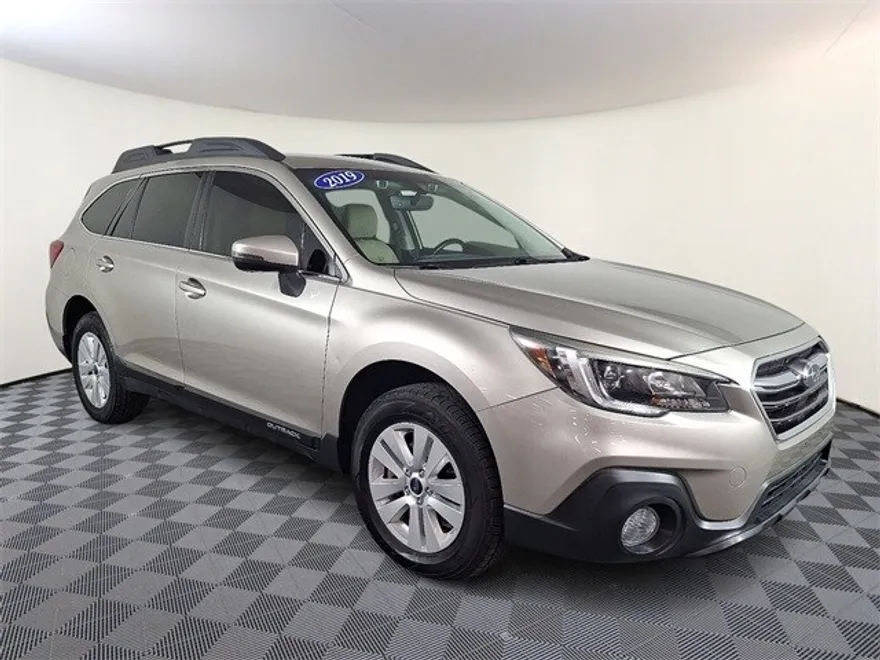 2019 Subaru Outback 2.5i Premium photo 1