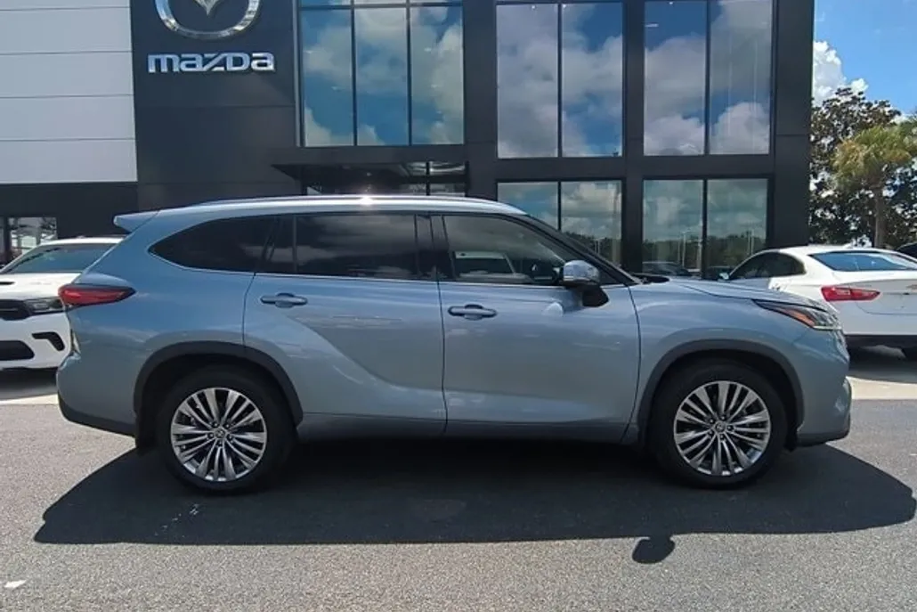 2023 Toyota Highlander L photo 1