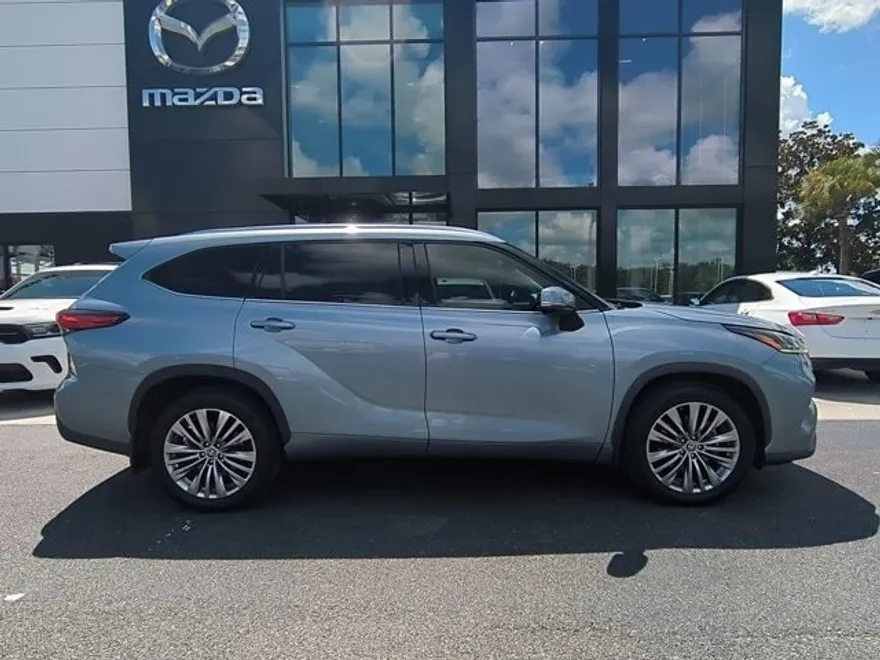 2023 Toyota Highlander L photo 1