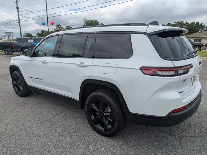 2025 Jeep Grand Cherokee Limited photo 1