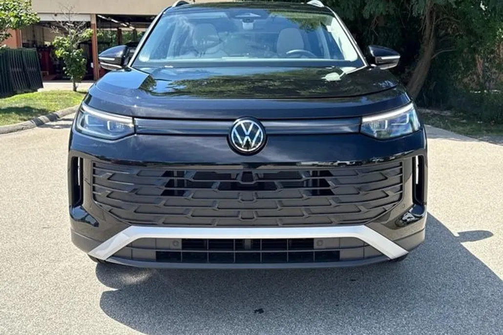 2025 Volkswagen Tiguan SE Sport photo 1
