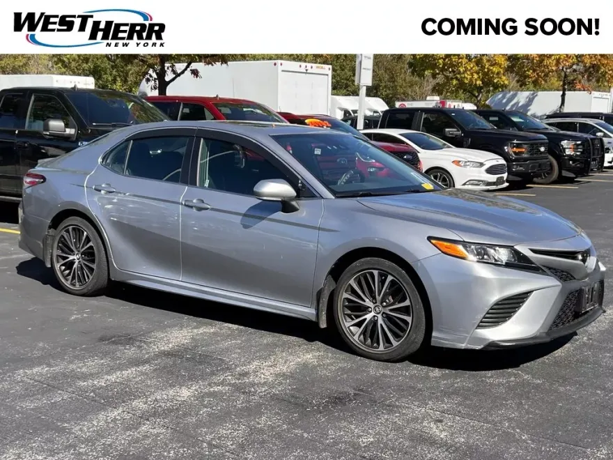 2020 Toyota Camry SE photo 1