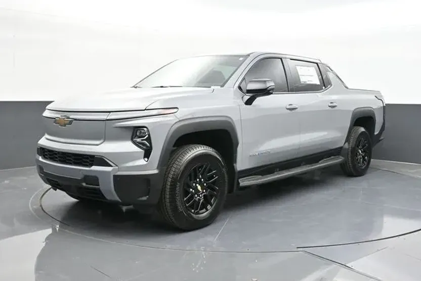 2025 Chevrolet Silverado EV LT photo 1