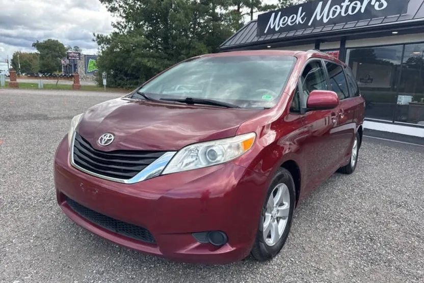 2011 Toyota Sienna LE photo 1