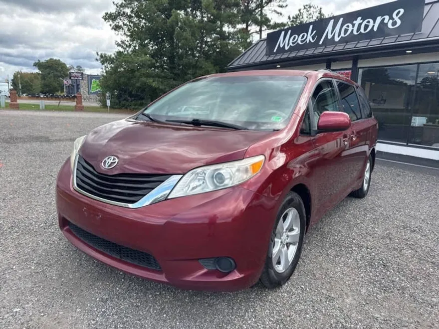 2011 Toyota Sienna LE photo 1