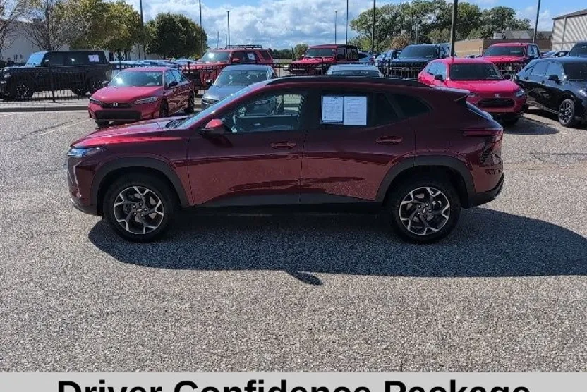 2025 Chevrolet Trax LT photo 1