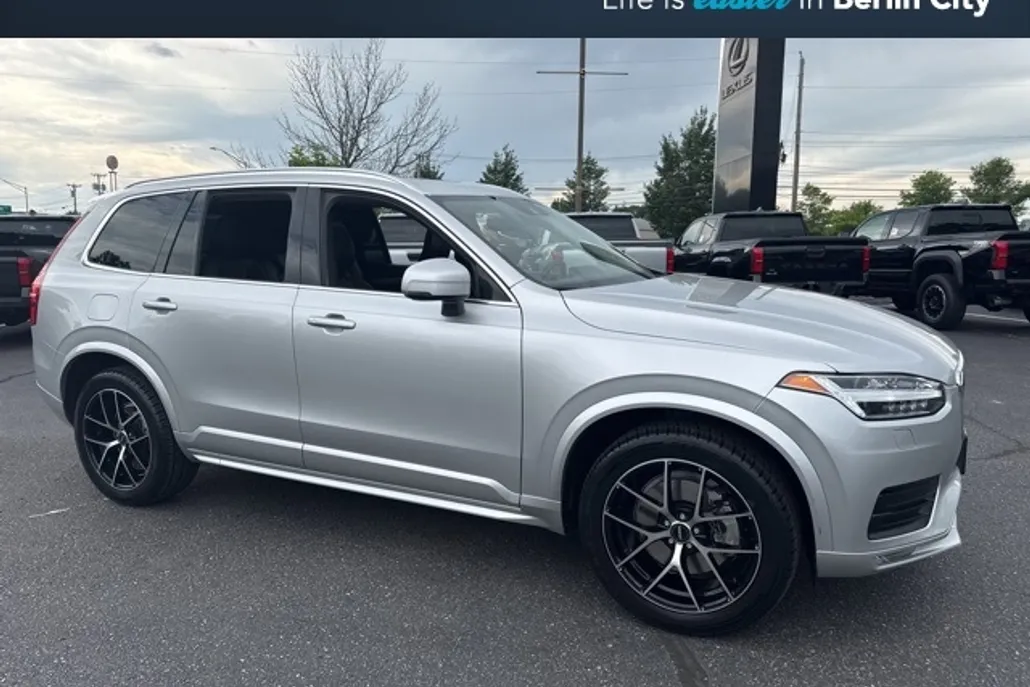2022 Volvo XC90 T5 Momentum photo 1