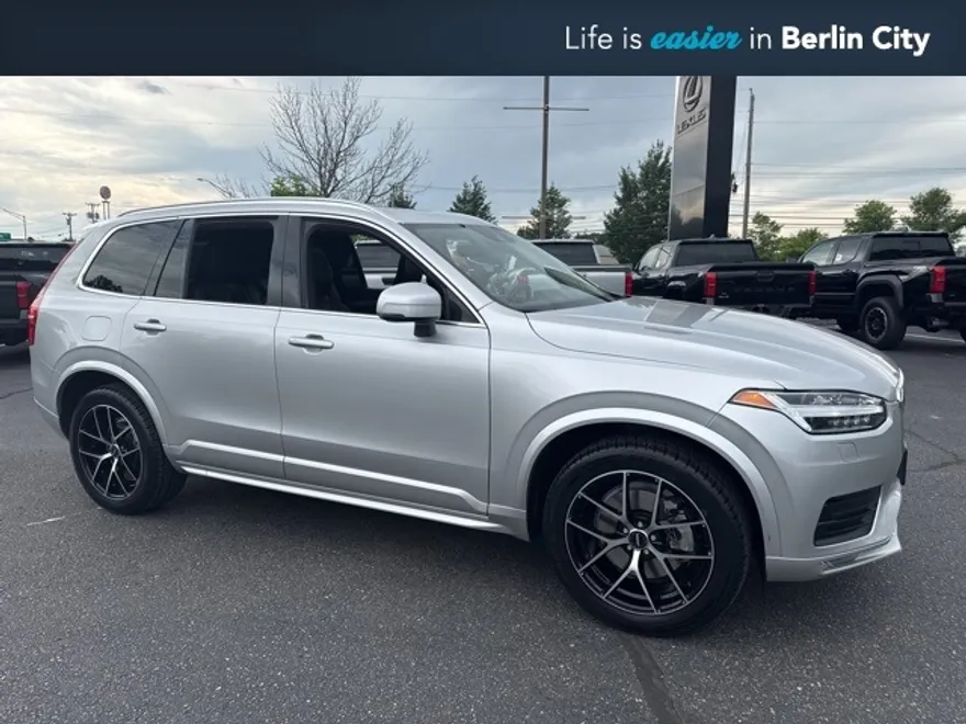 2022 Volvo XC90 T5 Momentum photo 1