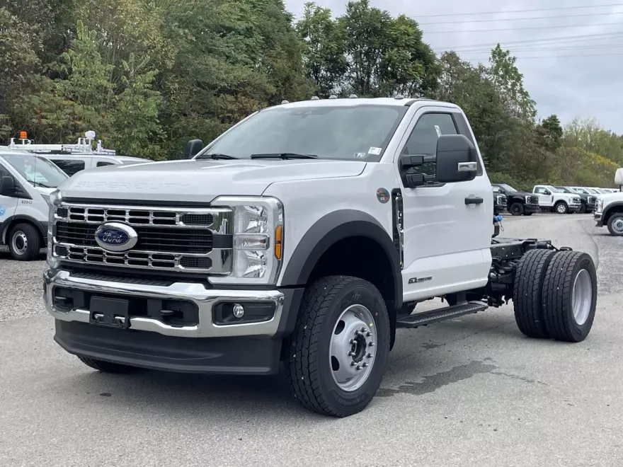2024 Ford F-600 photo 1