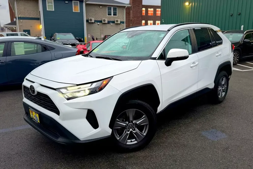 2022 Toyota RAV4 XLE photo 1