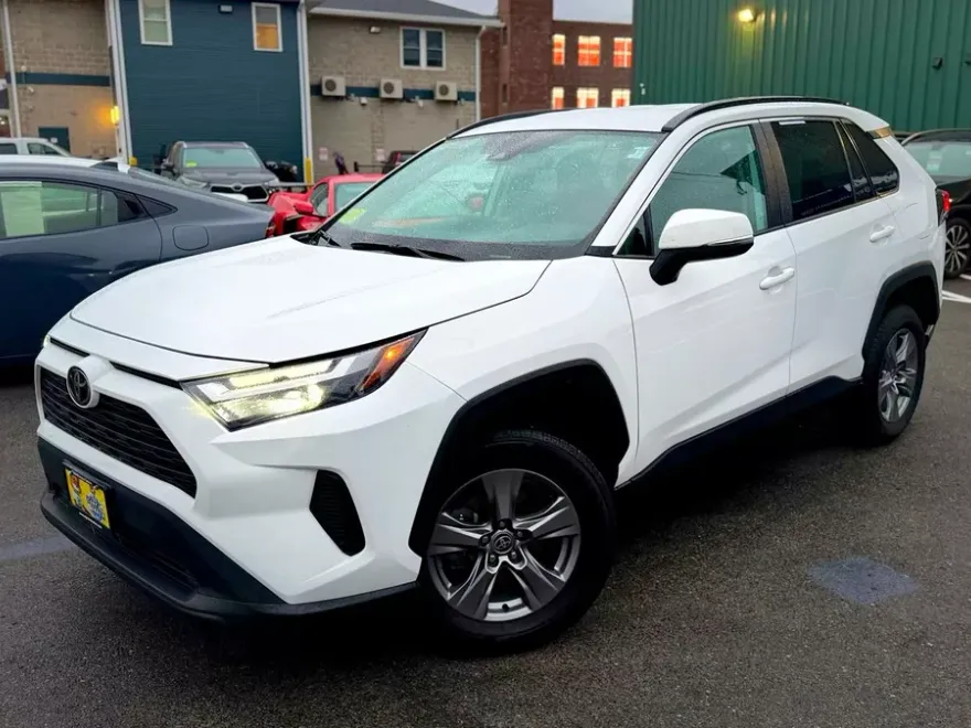 2022 Toyota RAV4 XLE photo 1