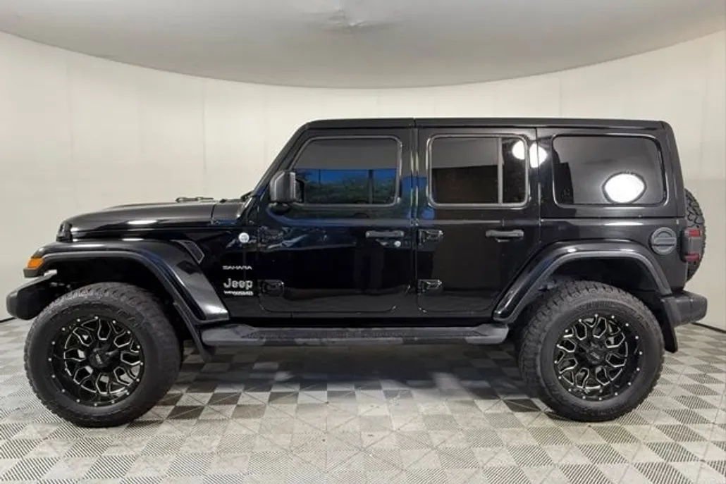 2021 Jeep Wrangler Unlimited Sahara photo 1