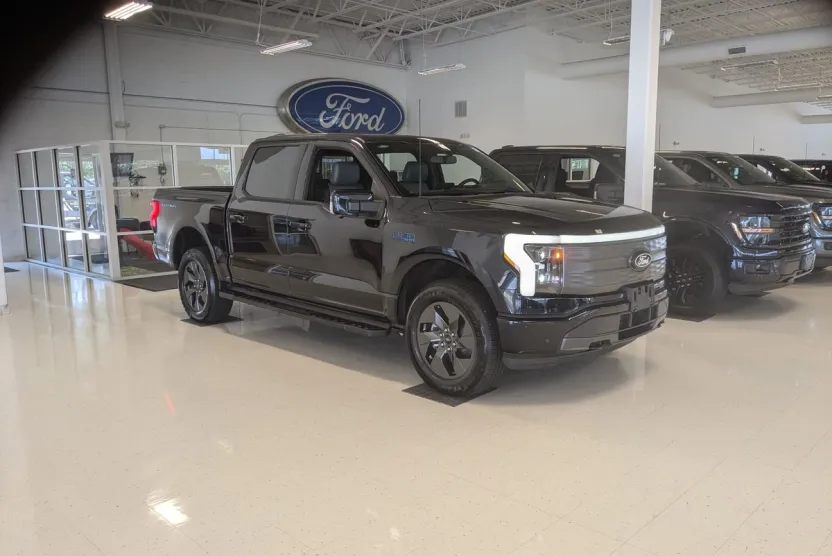 2025 Ford F-150 Lightning Lariat photo 1