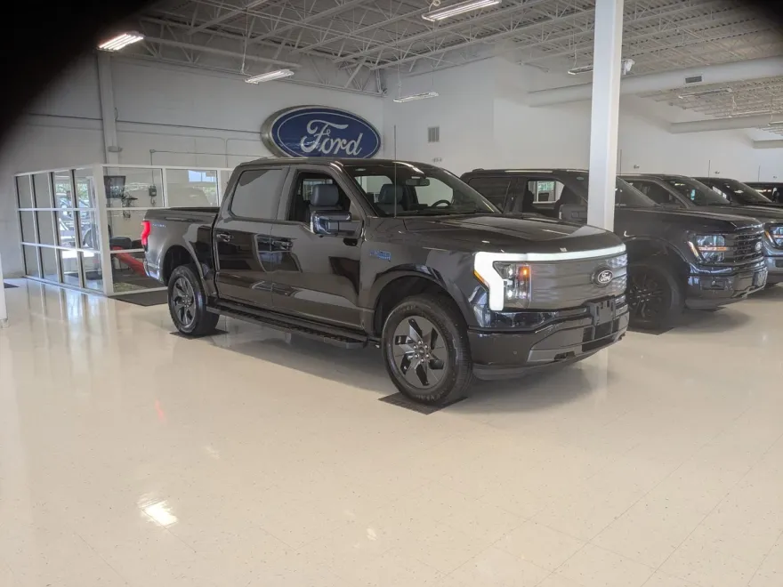 2025 Ford F-150 Lightning Lariat photo 1