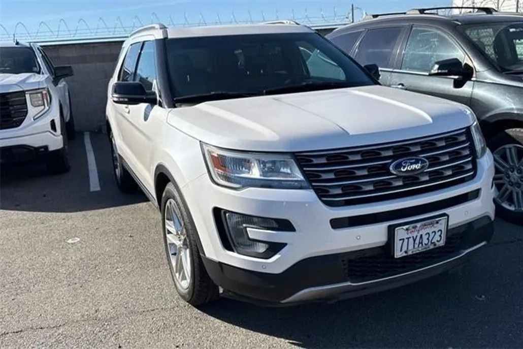 2016 Ford Explorer XLT photo 1