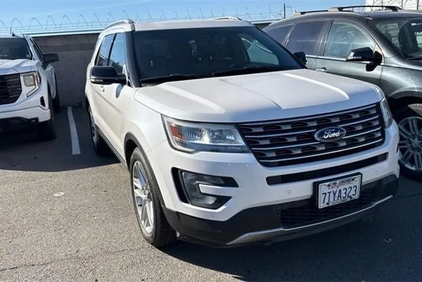 2016 Ford Explorer XLT photo 1