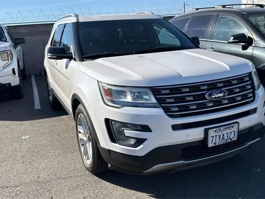 2016 Ford Explorer XLT photo 1