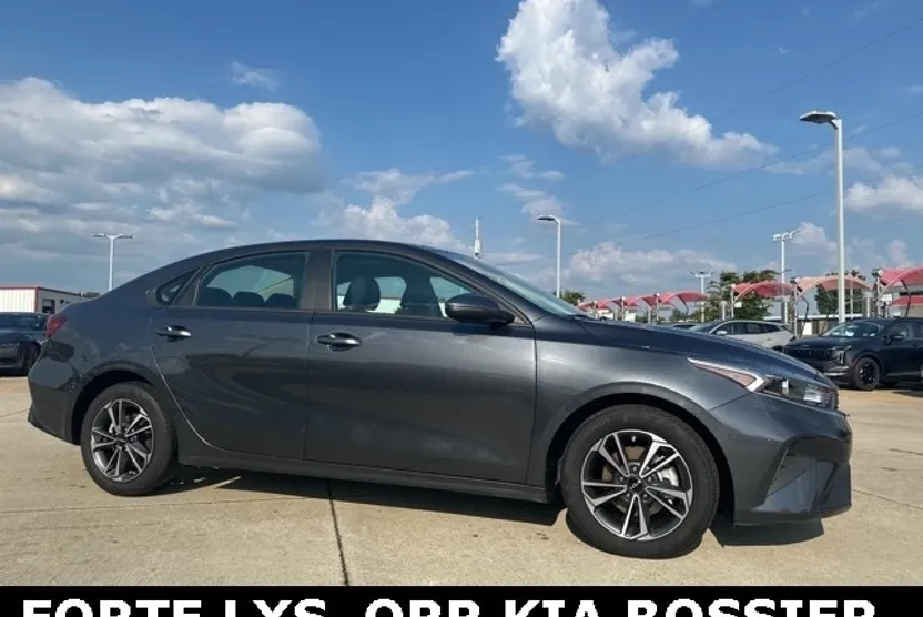 2024 Kia Forte LXS photo 1