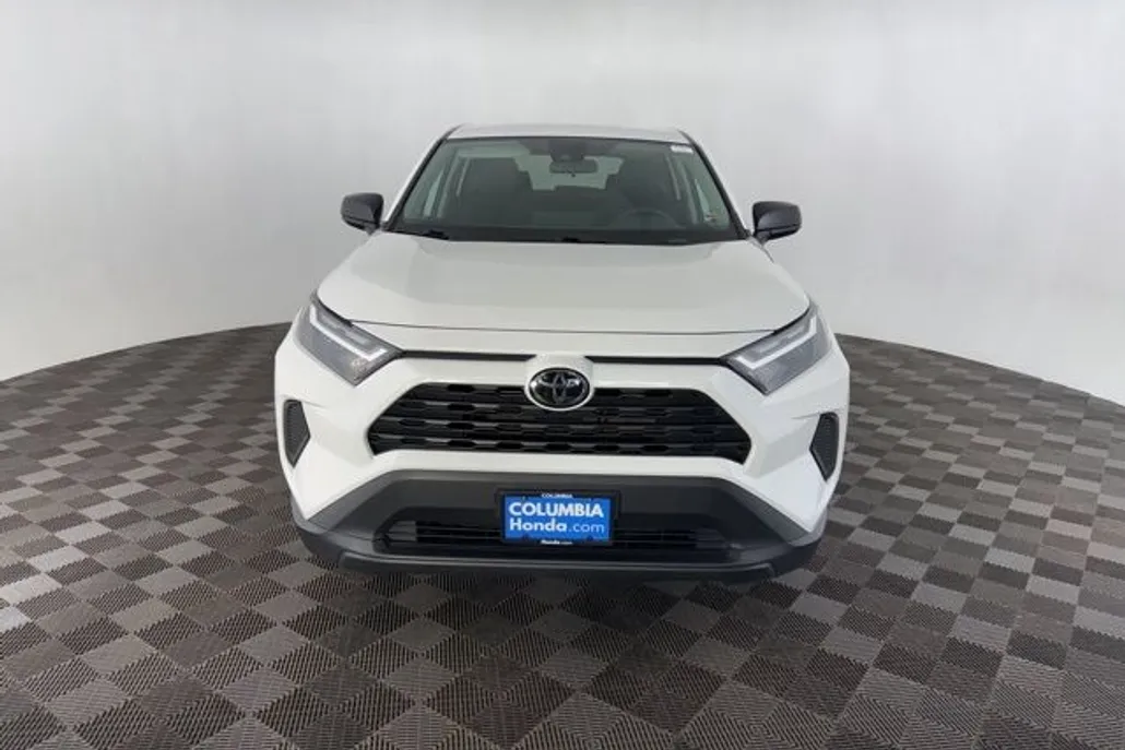 2024 Toyota RAV4 LE photo 1