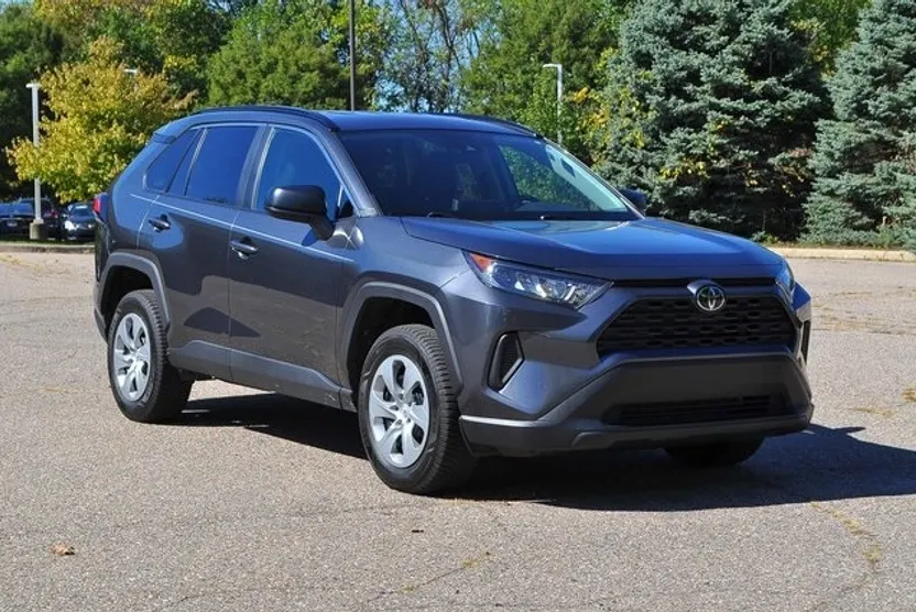 2020 Toyota RAV4 LE photo 1