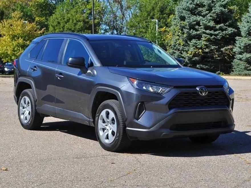 2020 Toyota RAV4 LE photo 1