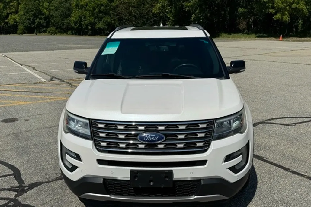 2017 Ford Explorer XLT photo 1