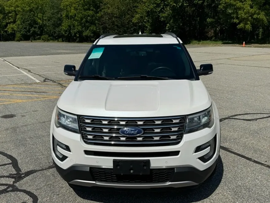 2017 Ford Explorer XLT photo 1