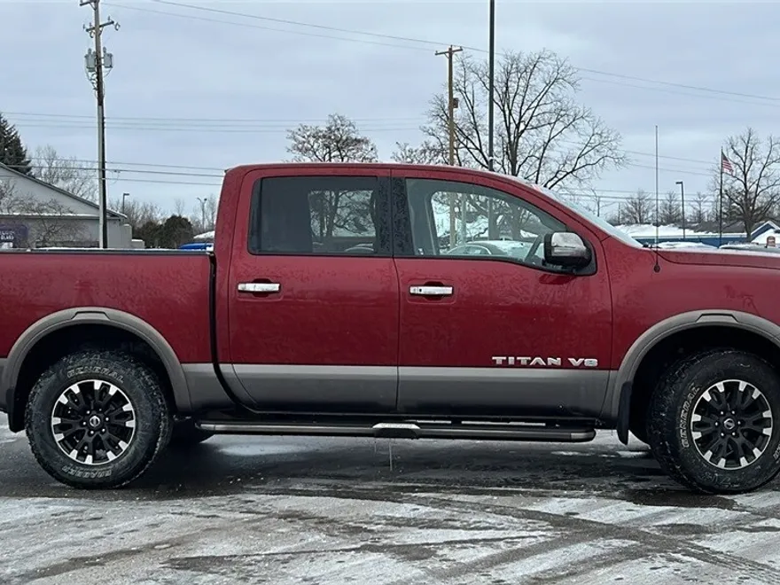 2018 Nissan Titan SV photo 1