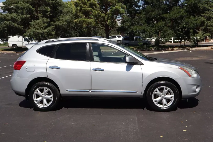 2011 Nissan Rogue SV photo 1