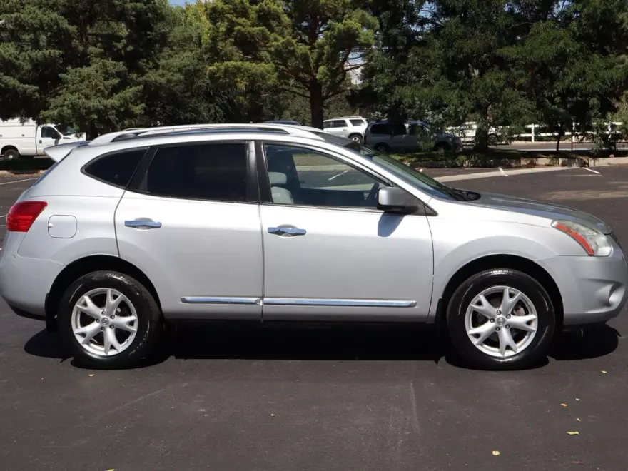 2011 Nissan Rogue SV photo 1